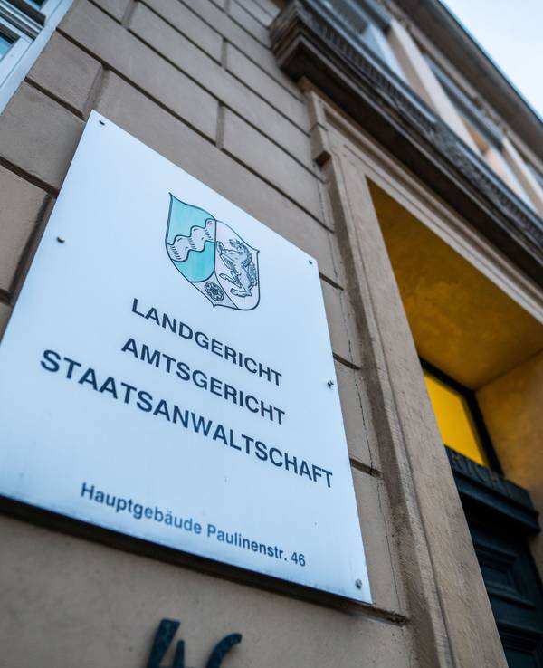 Ein Schild zeigt die Staatsanwaltschaft, das Landgericht und das Amtsgericht Detmold.