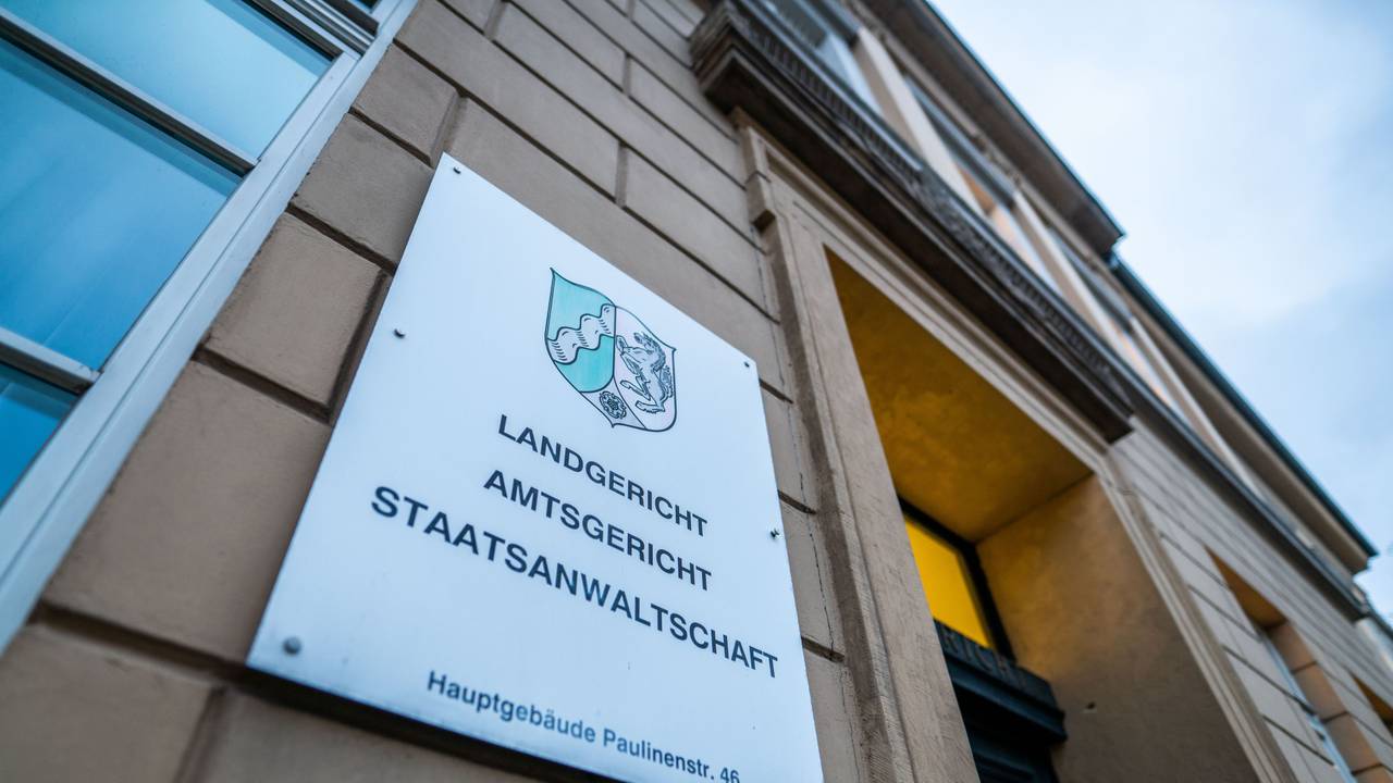 Ein Schild zeigt die Staatsanwaltschaft, das Landgericht und das Amtsgericht Detmold.
