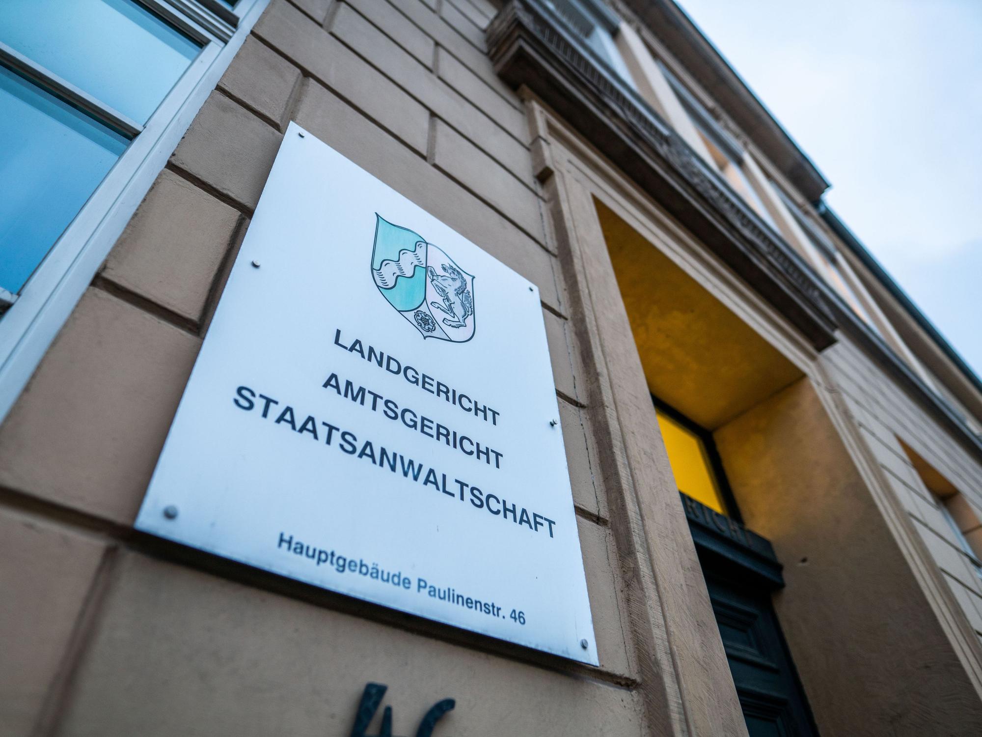 Ein Schild zeigt die Staatsanwaltschaft, das Landgericht und das Amtsgericht Detmold.