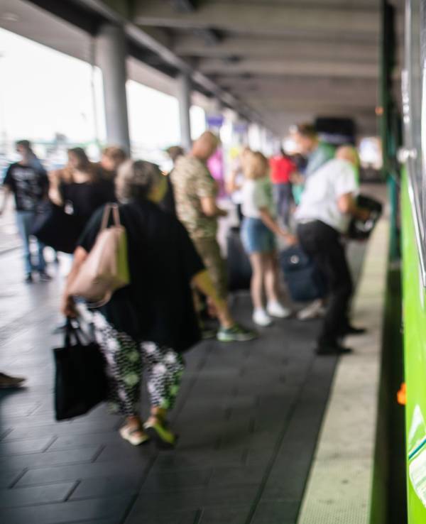 Ein Fernbus zeigt Fahrgästen am Stuttgart Airport Busterminal (SAB) das Ziel Zagreb in Kroatien an.
