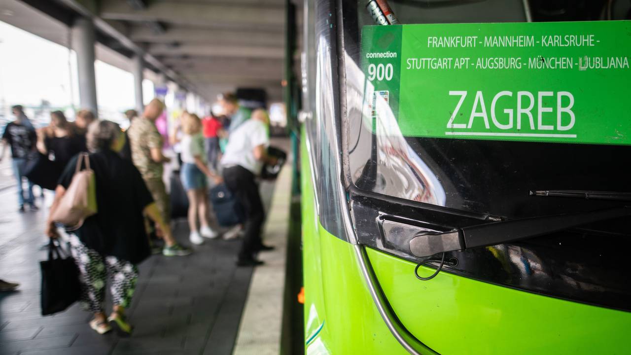 Ein Fernbus zeigt Fahrgästen am Stuttgart Airport Busterminal (SAB) das Ziel Zagreb in Kroatien an.