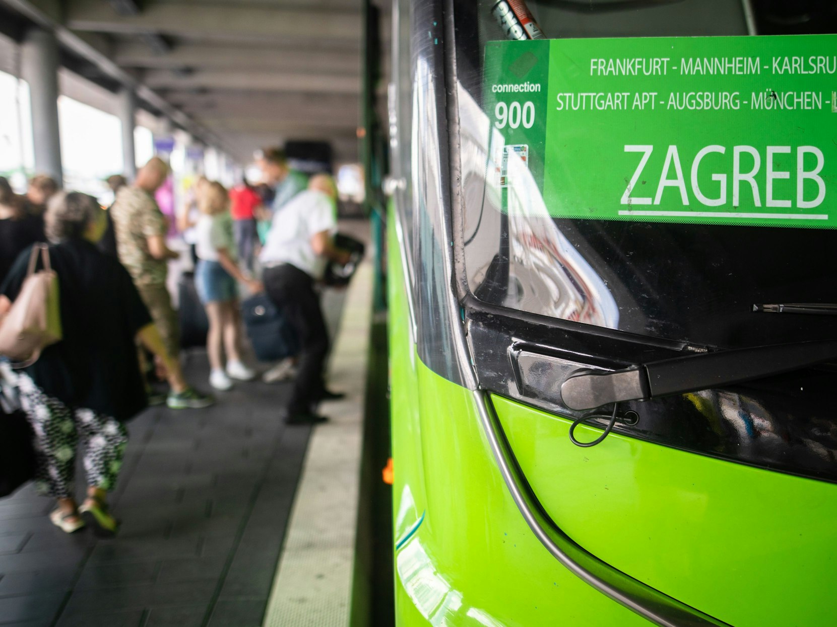 Ein Fernbus zeigt Fahrgästen am Stuttgart Airport Busterminal (SAB) das Ziel Zagreb in Kroatien an.