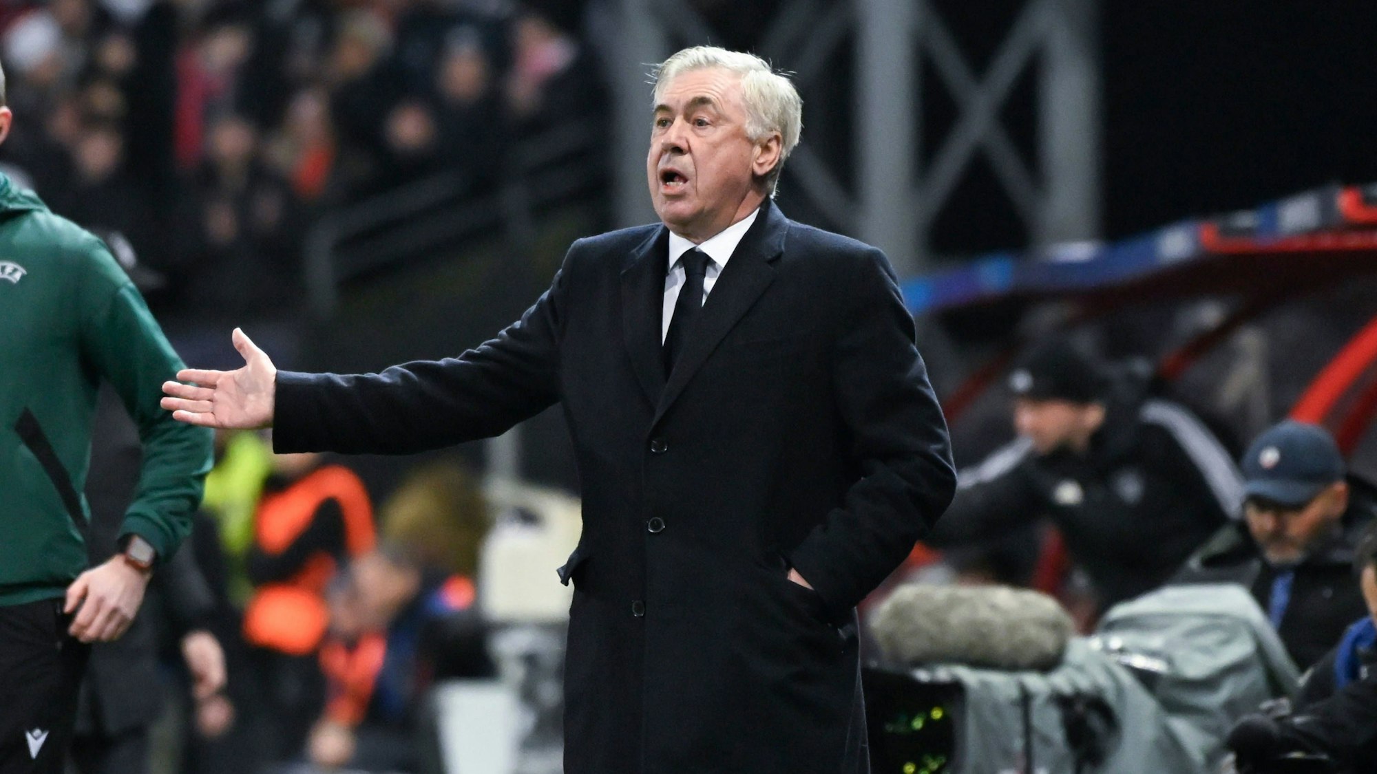 Carlo Ancelotti gestikuliert an der Seitenlinie.