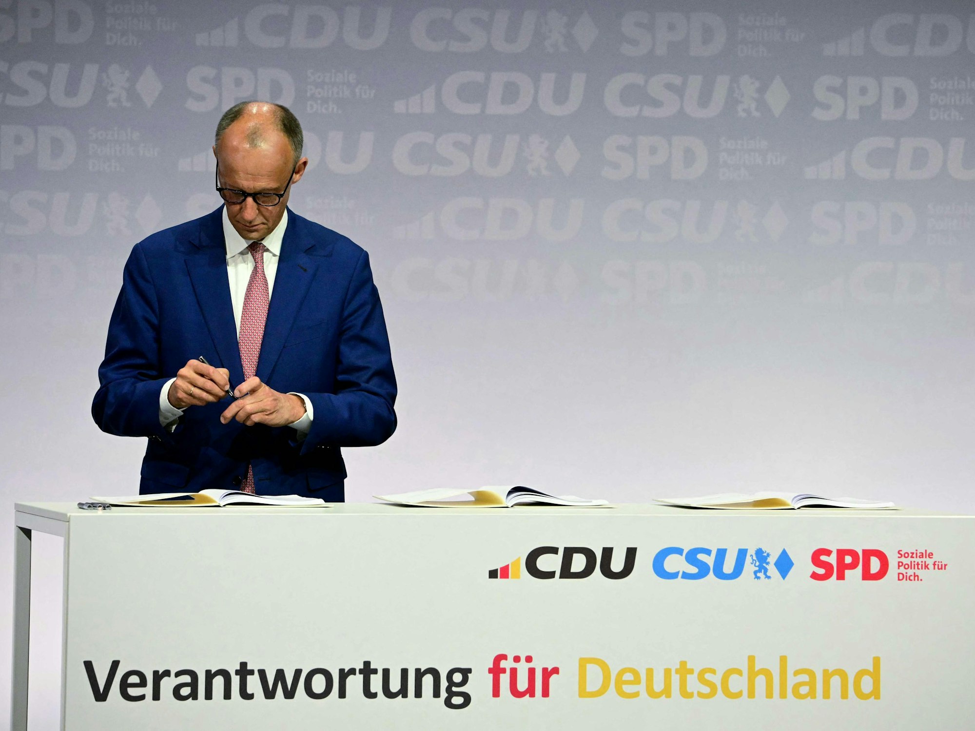 Friedrich Merz unterzeichnet am 5. Mai 2025 den Koalitionsvertrag von CDU, CSU und SPD.