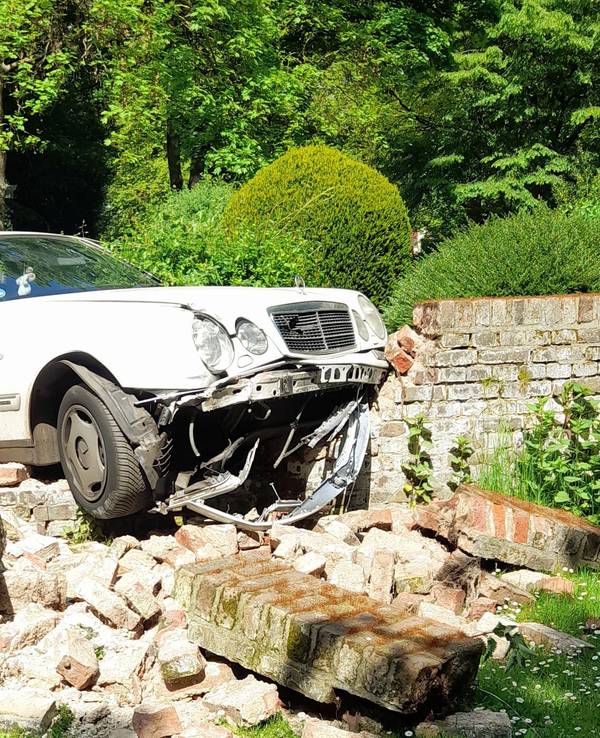 Ein Mercedes ist in eine Mauer auf dem Melaten-Friedhof gekracht.
