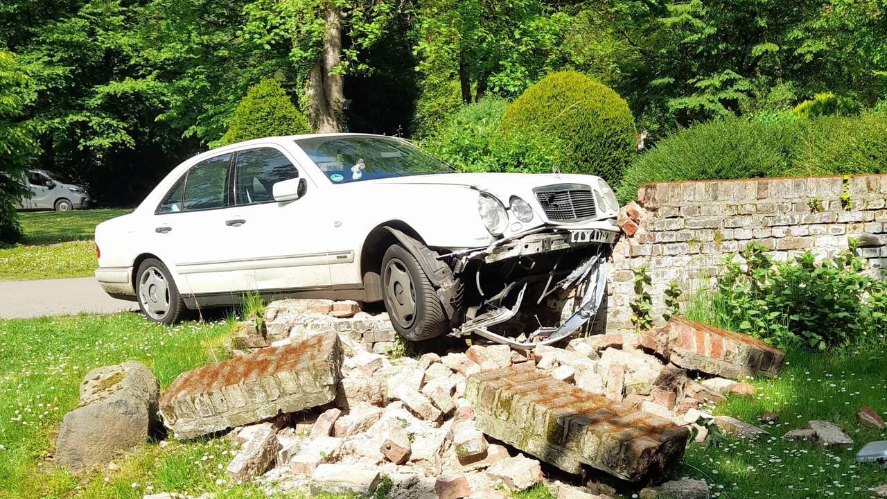 Ein Mercedes ist in eine Mauer auf dem Melaten-Friedhof gekracht.