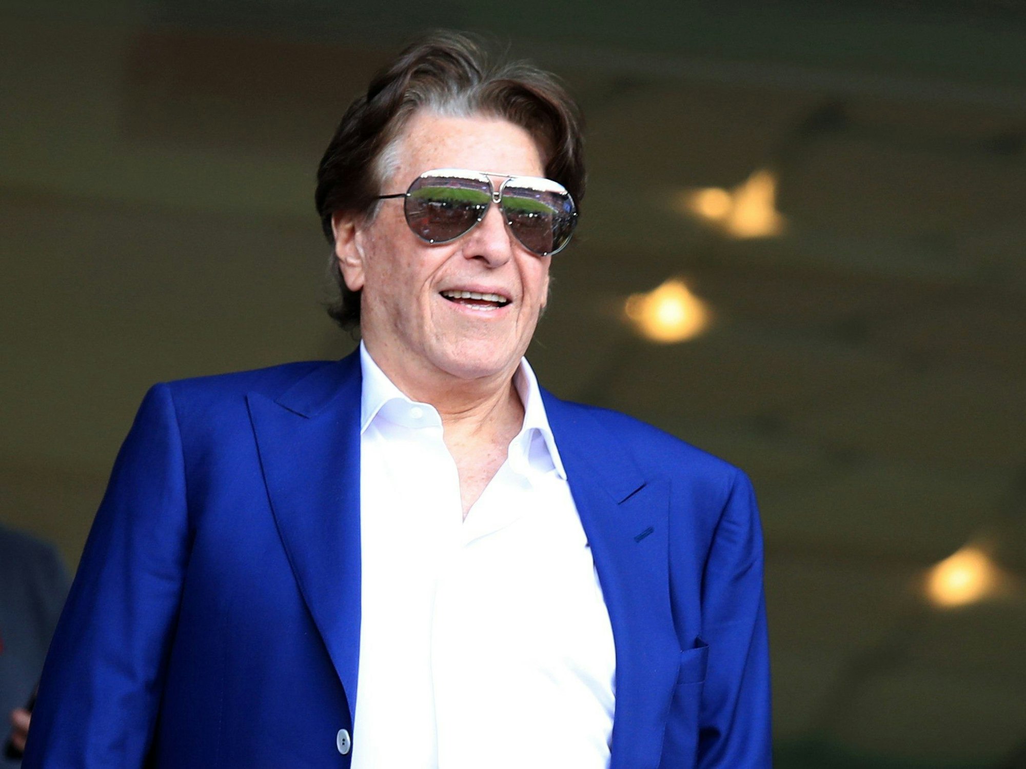 Agent Pini Zahavi steht auf der Tribüne.