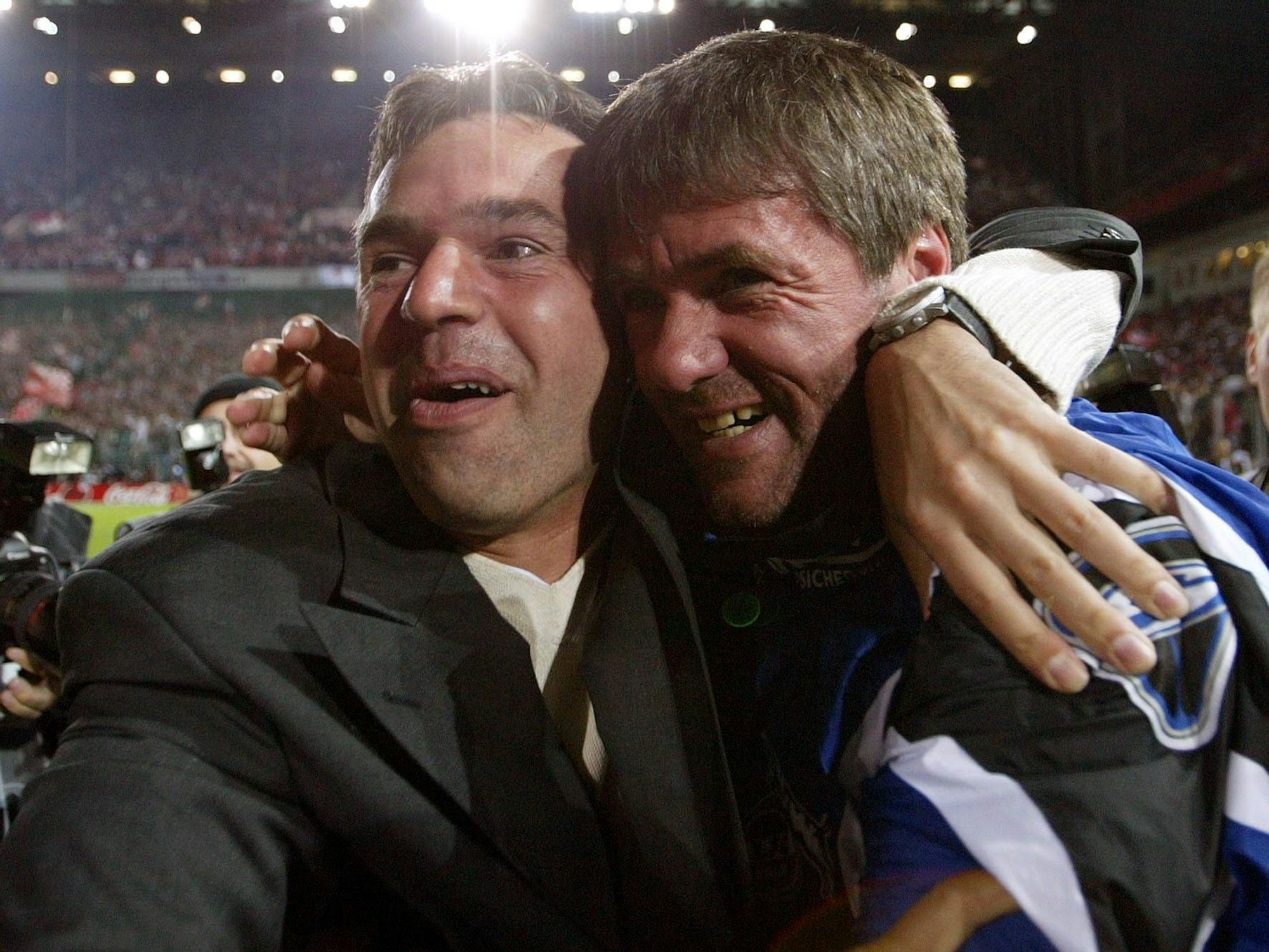 Friedhelm Funkel und Andreas Rettig in inniger Umarmung.