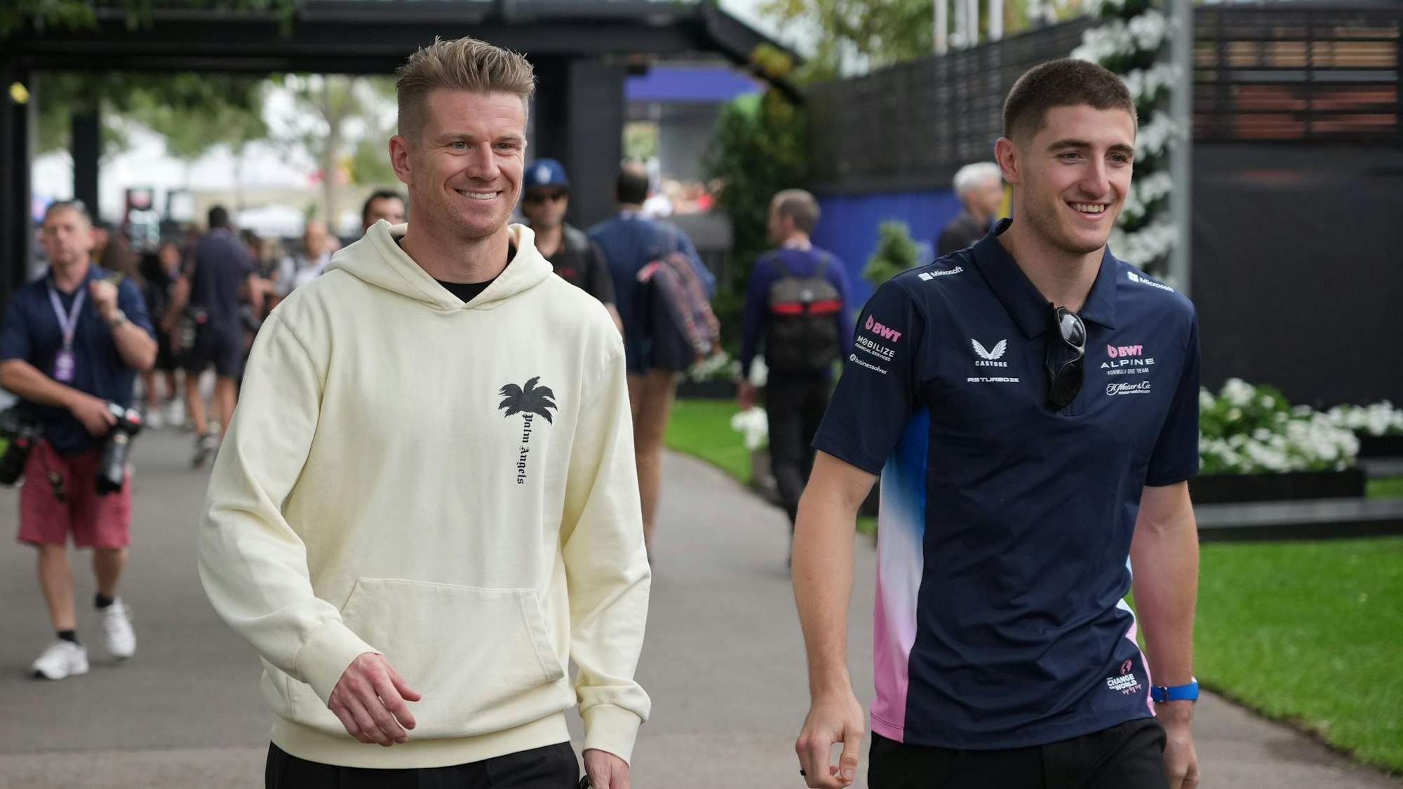 Nico Hülkenberg und Jack Doohan (r.) in der Boxengasse.