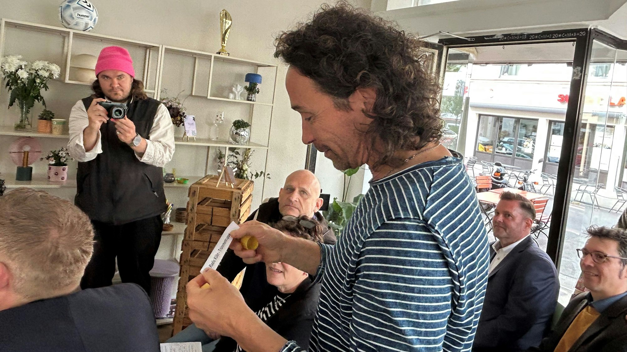 Stephan Brings zieht ein Los.