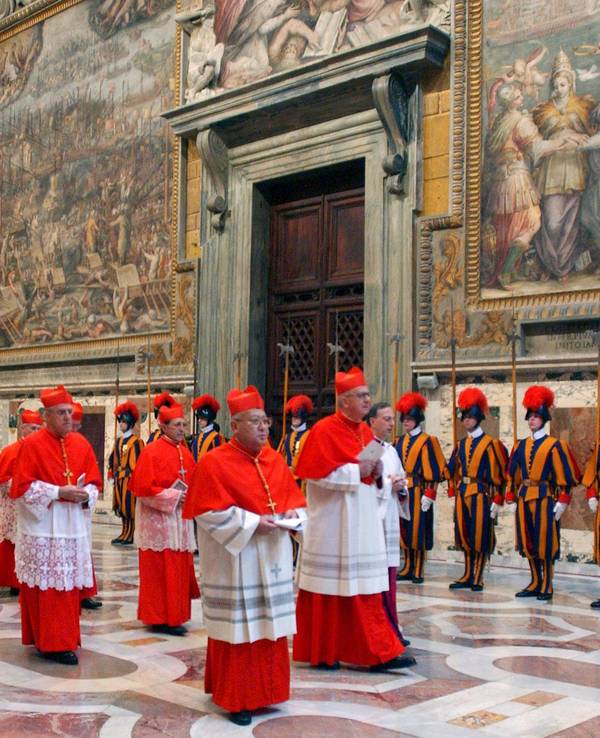 Auf diesem von der Vatikanzeitung L'Osservatore Romano veröffentlichten Archivfoto aus dem Jahr 2005 gehen die Kardinäle zu Beginn des Konklaves in einer Prozession zur Sixtinischen Kapelle im Vatikan.