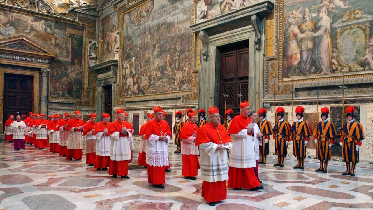Auf diesem von der Vatikanzeitung L'Osservatore Romano veröffentlichten Archivfoto aus dem Jahr 2005 gehen die Kardinäle zu Beginn des Konklaves in einer Prozession zur Sixtinischen Kapelle im Vatikan.