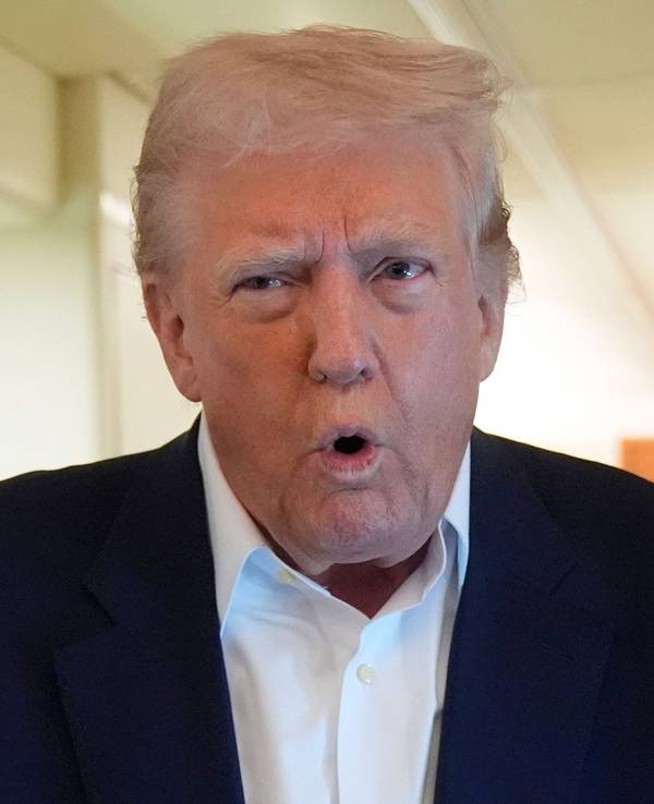 US-Präsident Donald Trump am 4. Mai 2025 im Flugzeug von Florida zurück nach Washington.