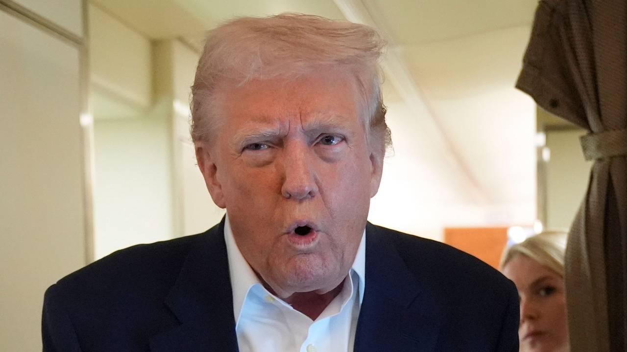 US-Präsident Donald Trump am 4. Mai 2025 im Flugzeug von Florida zurück nach Washington.