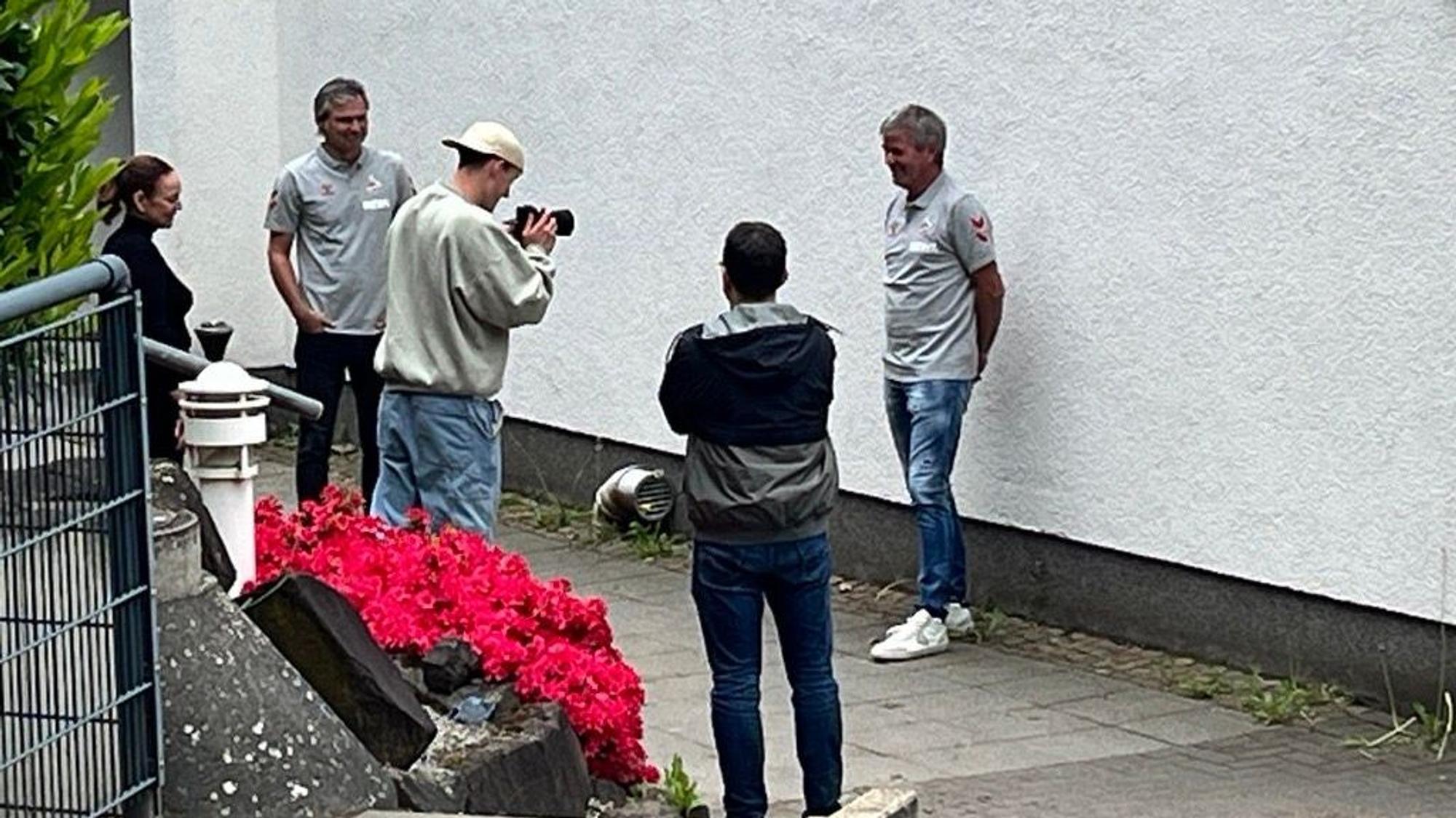 Friedhelm Funkel vor der Kabine am Geißbockheim.