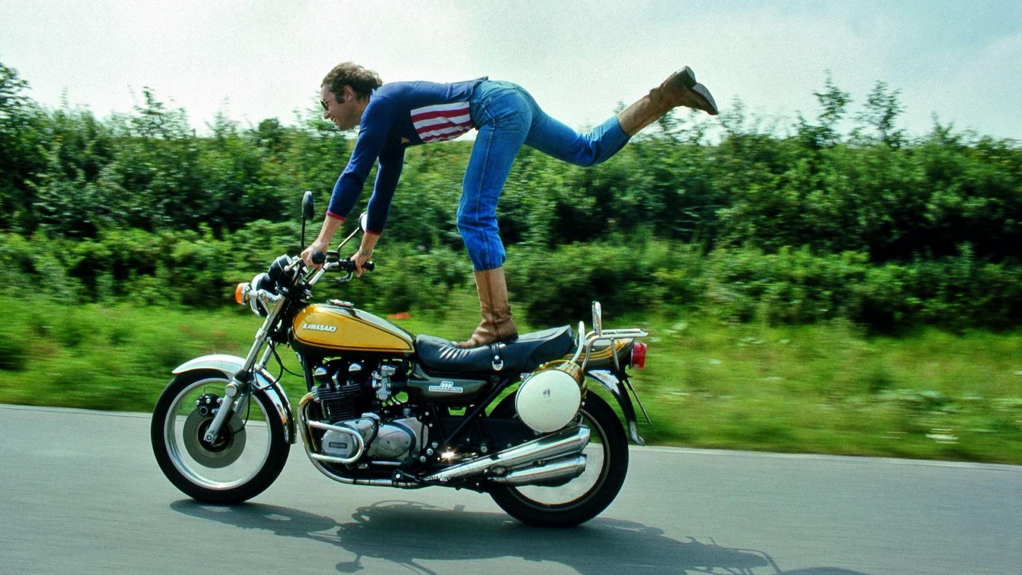 1972 Jochen Mass Bergheim mit Motorrad-Kunstückchen