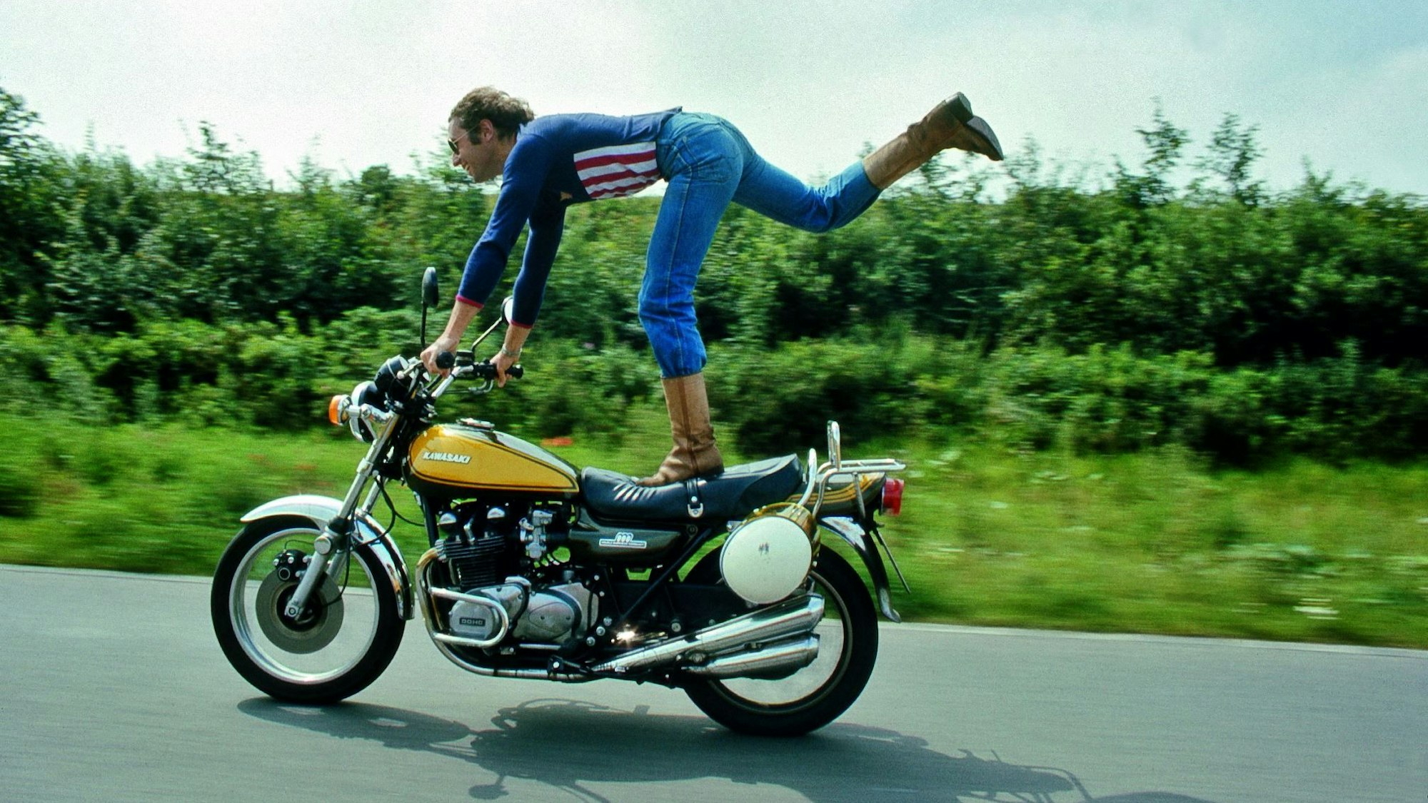 1972 Jochen Mass Bergheim mit Motorrad-Kunstückchen