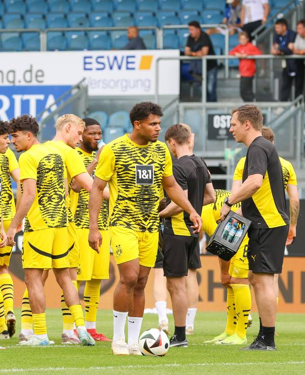 Die Zweitvertretung von Borussia Dortmund beim Aufwärmen.