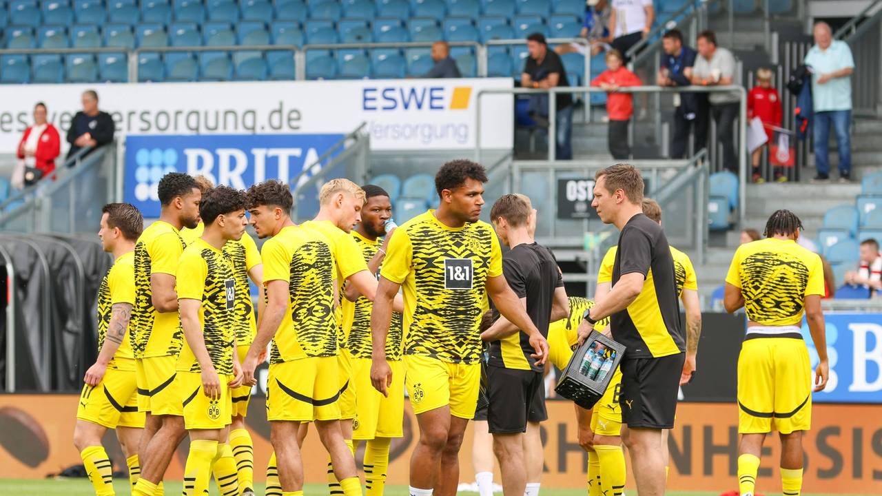 Die Zweitvertretung von Borussia Dortmund beim Aufwärmen.