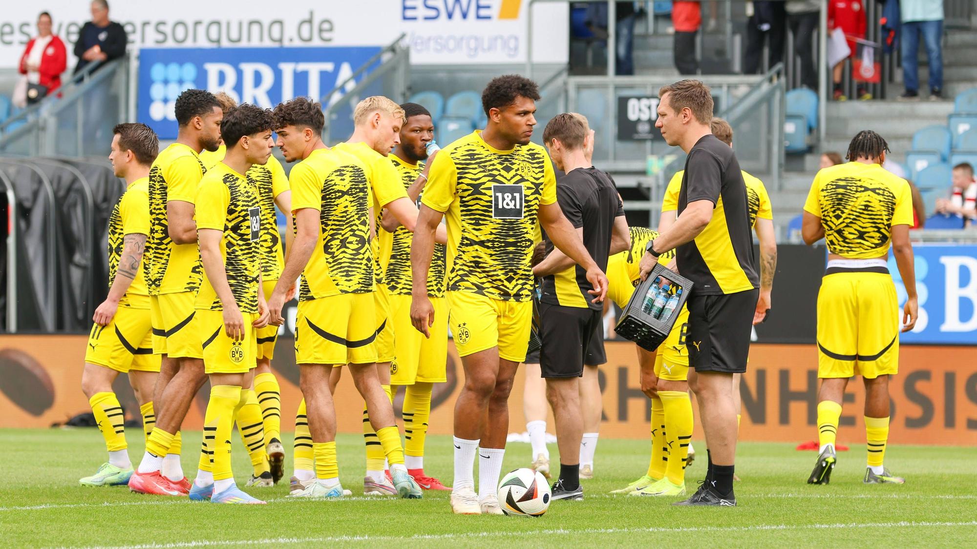 Die Zweitvertretung von Borussia Dortmund beim Aufwärmen.