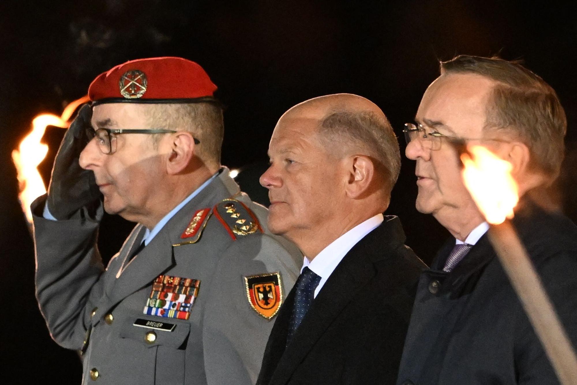 Olaf Scholz (SPD), flankiert von Boris Pistorius (SPD, r.) und dem General des Heeres der Bundeswehr, Carsten Breuer, beim Großen Zapfenstreich.