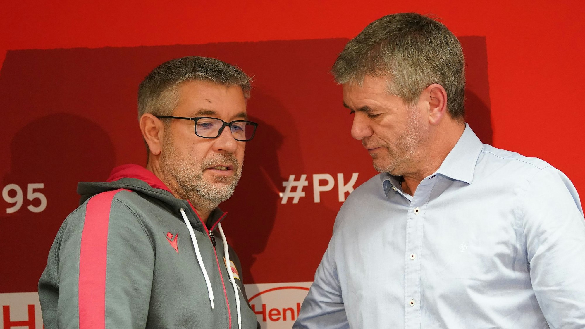 Urs Fischer und Friedhelm Funkel nach dem Spiel zwischen Fortuna Düsseldorf und Union Berlin in der Bundesliga.