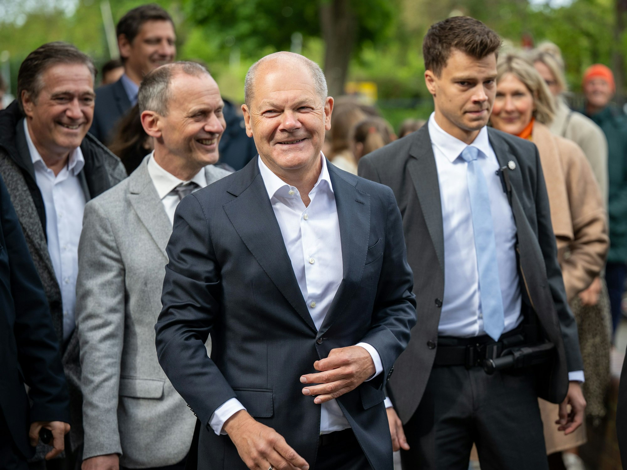 Bundeskanzler Olaf Scholz (M, SPD) bei seinem Besuch am Humboldt-Gymnasium Eichwalde am 5. Mai 2025.