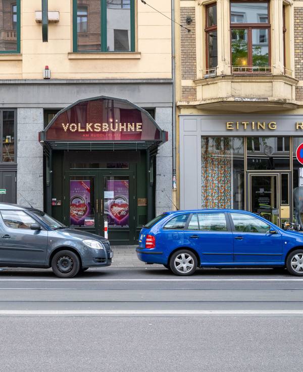 Der Eingangsbereich der Volksbühne an der Aachener Straße. Das Foto wurde am 1. Mai 2020