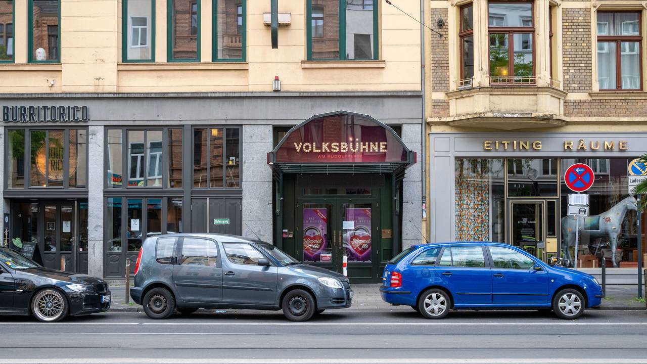 Der Eingangsbereich der Volksbühne an der Aachener Straße. Das Foto wurde am 1. Mai 2020