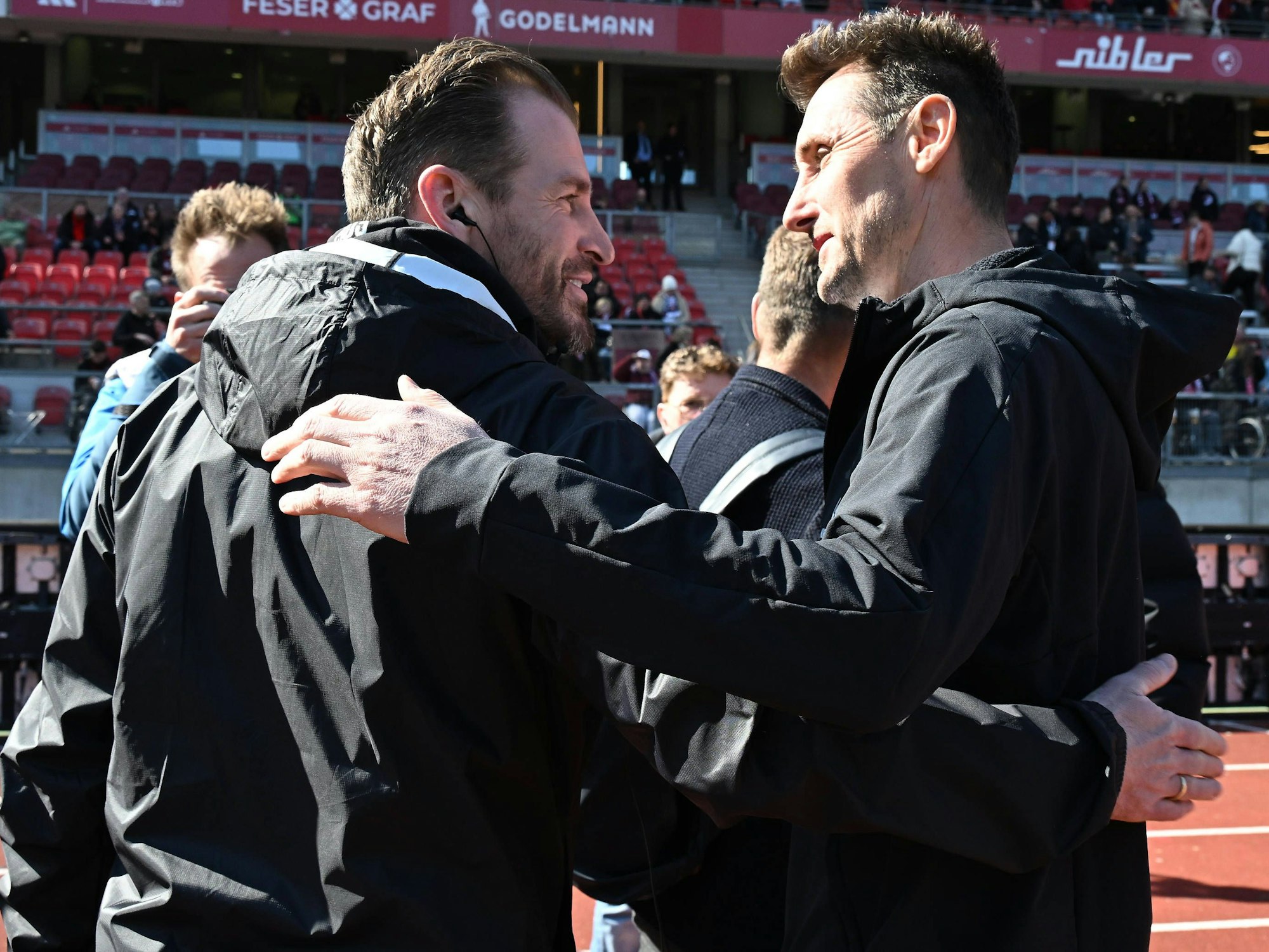 Jan Siewert (l.) und Miroslav Klose begrüßen sich.