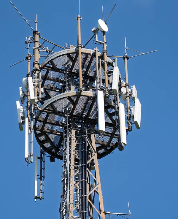 Ein Funkmast mit mehreren Antennen. In Deutschland ist es bundesweit zu einer Netzstörung beim Digitalfunk der Behörden gekommen.