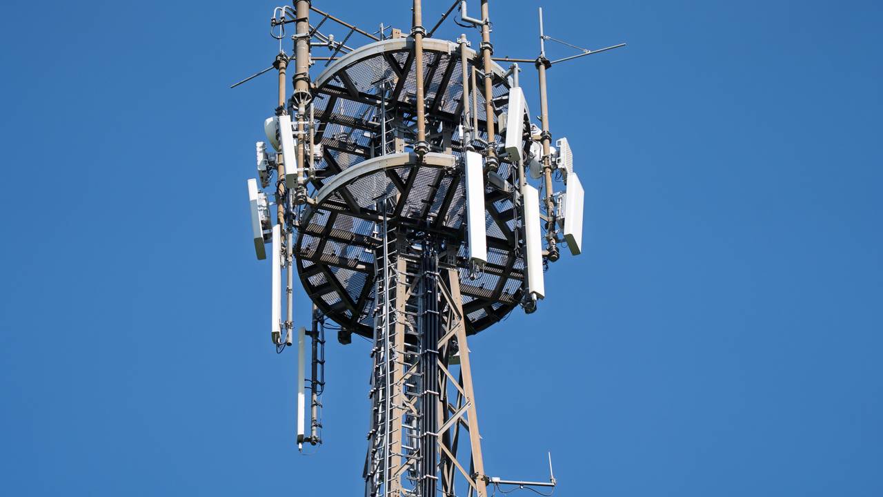 Ein Funkmast mit mehreren Antennen. In Deutschland ist es bundesweit zu einer Netzstörung beim Digitalfunk der Behörden gekommen.
