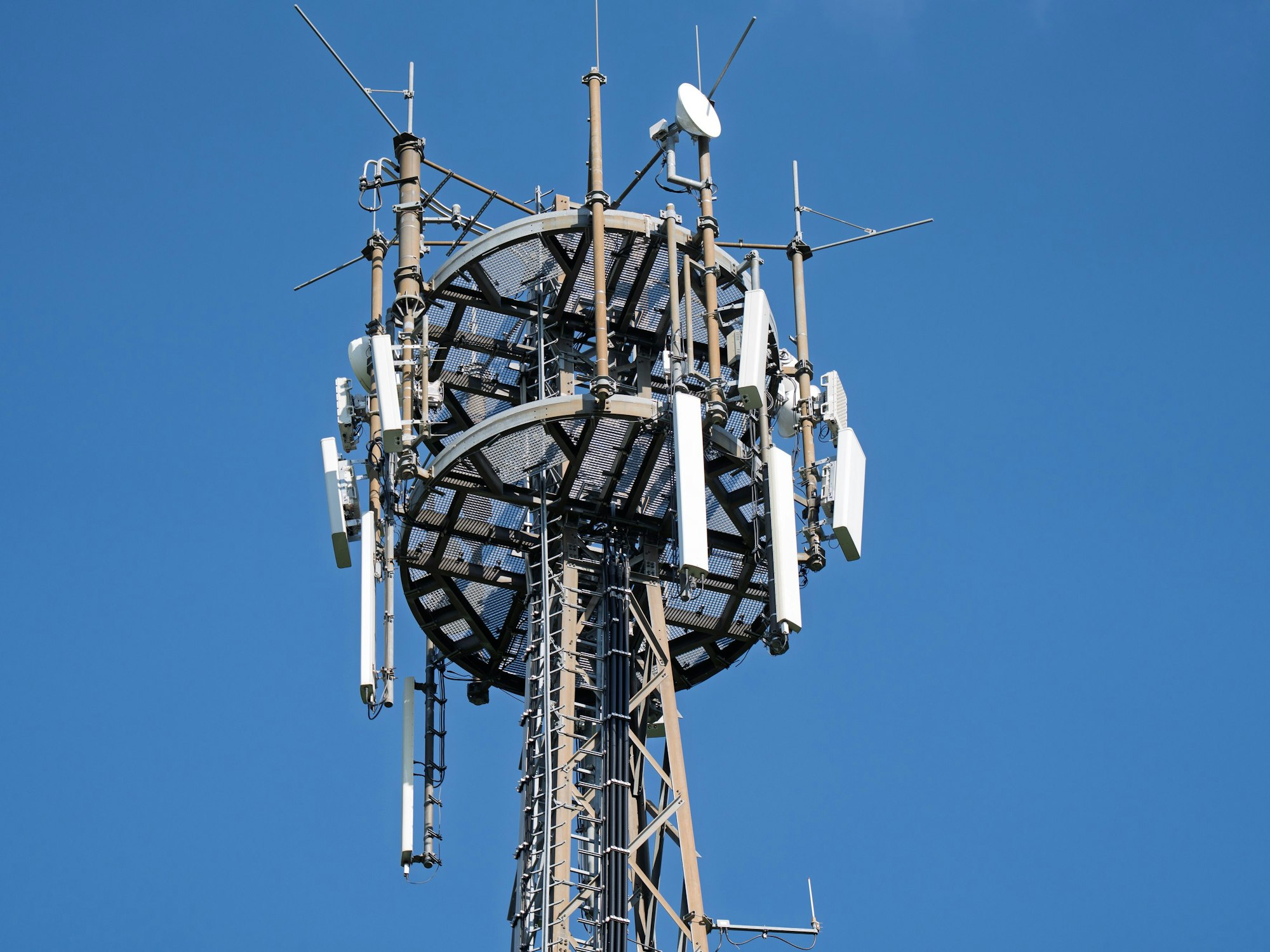 Ein Funkmast mit mehreren Antennen. In Deutschland ist es bundesweit zu einer Netzstörung beim Digitalfunk der Behörden gekommen.