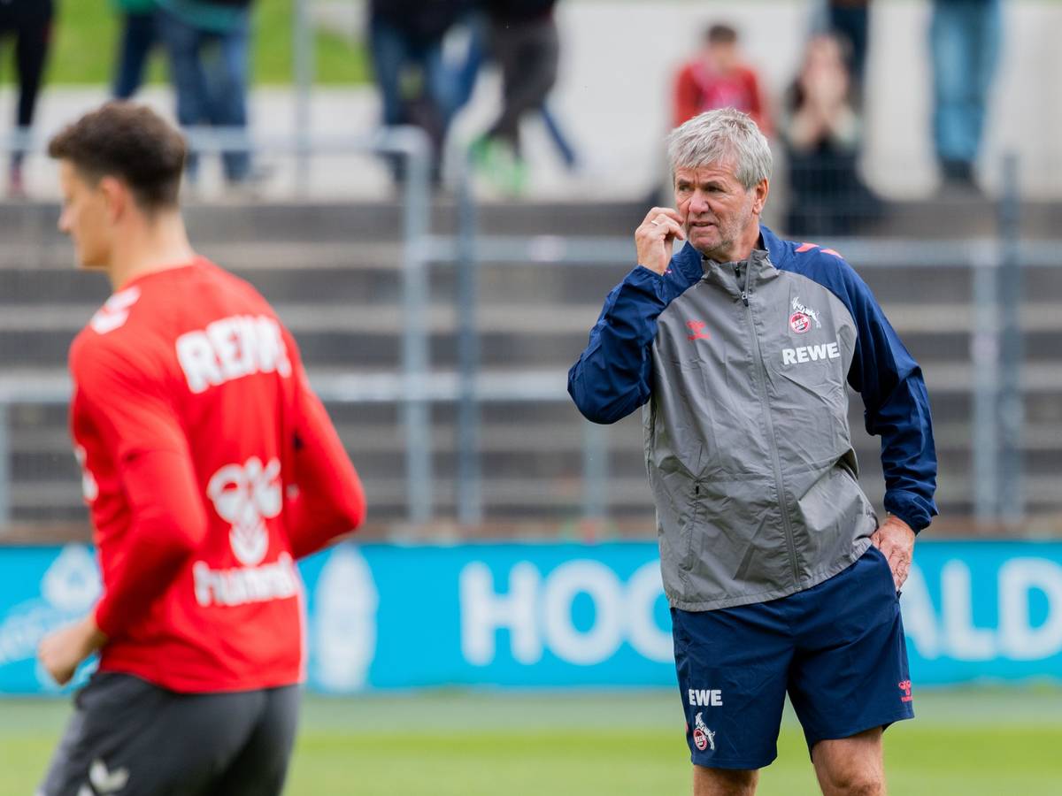 Friedhelm Funkel (r), neuer Trainer beim 1. FC Köln im Franz-Kremer-Stadion.
