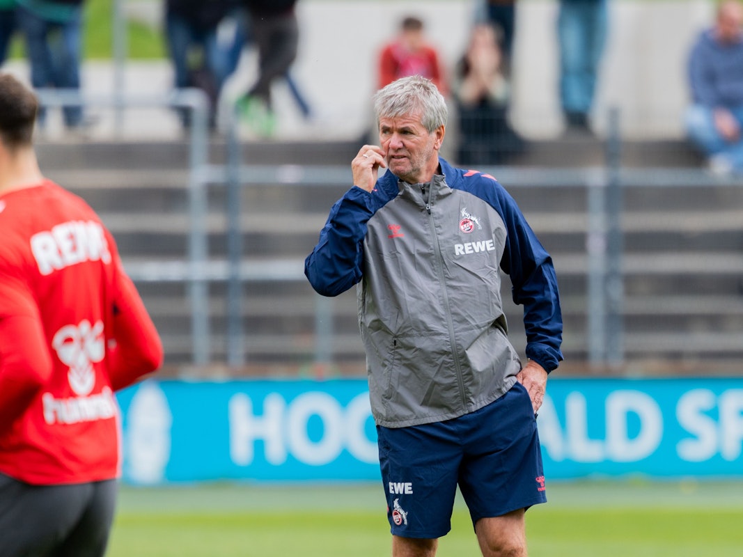 Friedhelm Funkel (r), neuer Trainer beim 1. FC Köln im Franz-Kremer-Stadion.