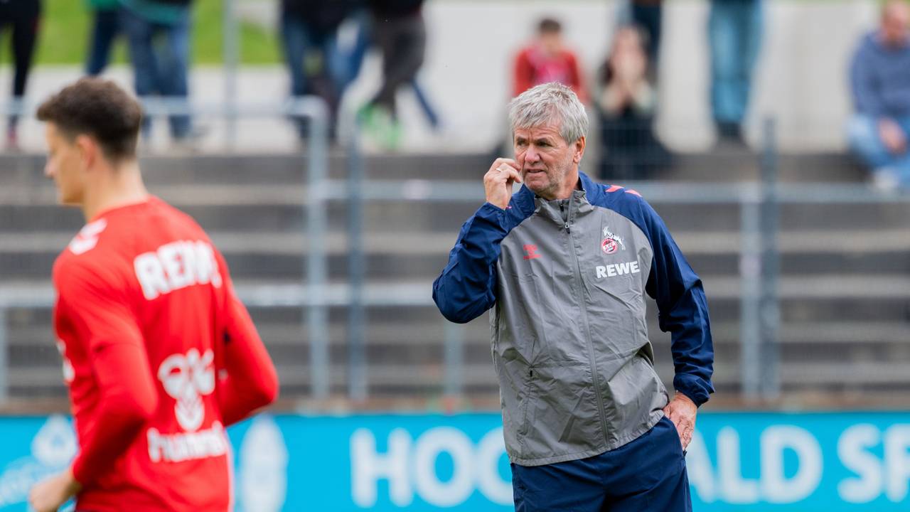 Friedhelm Funkel (r), neuer Trainer beim 1. FC Köln im Franz-Kremer-Stadion.