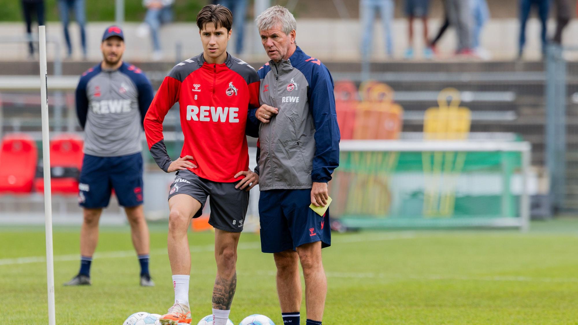 Friedhelm Funkel immer wieder im Gespräch mit einzelnen Profis. Hier nimmt er sich Denis Huseinbasic zur Seite.
