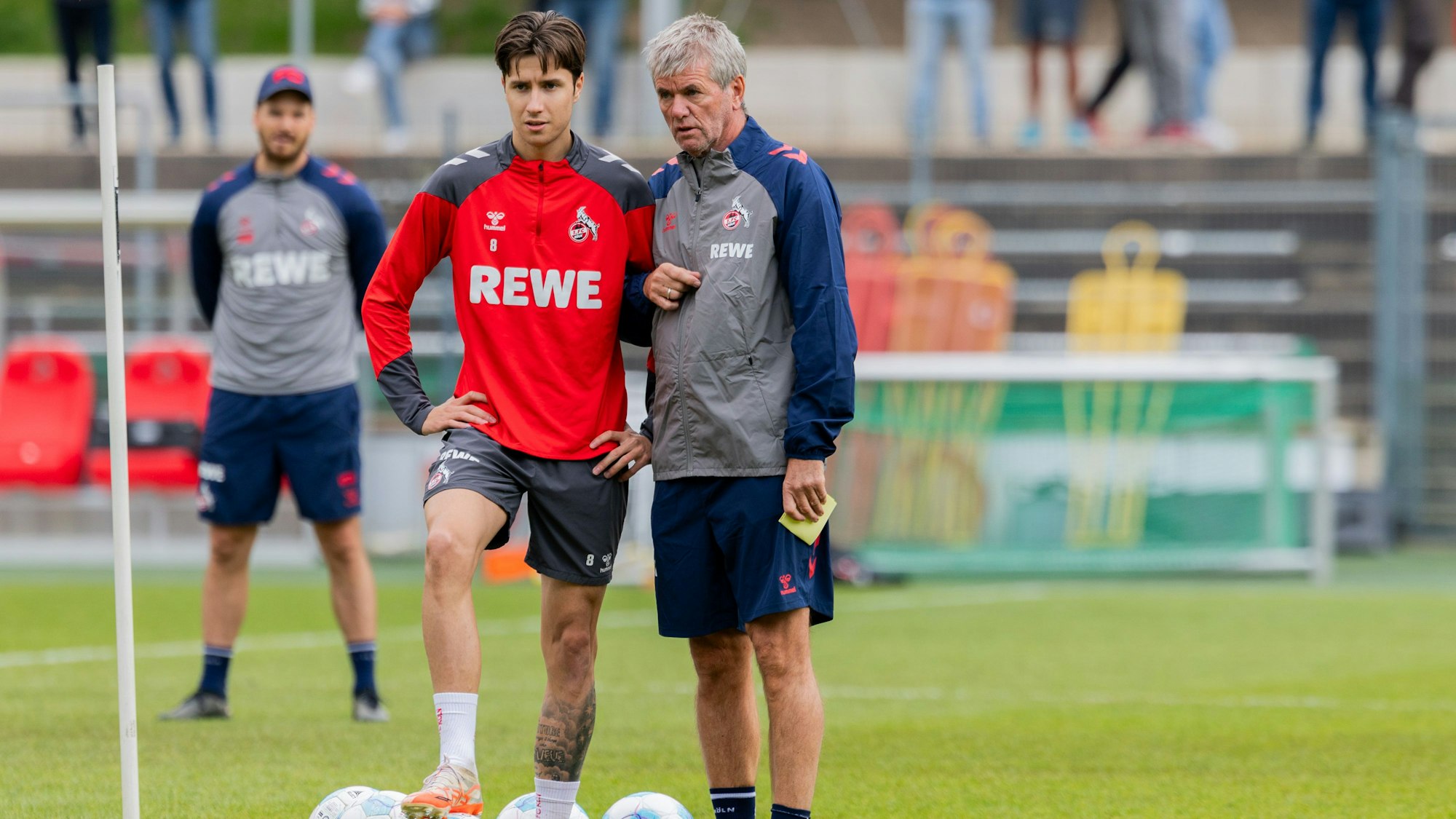 Friedhelm Funkel immer wieder im Gespräch mit einzelnen Profis. Hier nimmt er sich Denis Huseinbasic zur Seite.