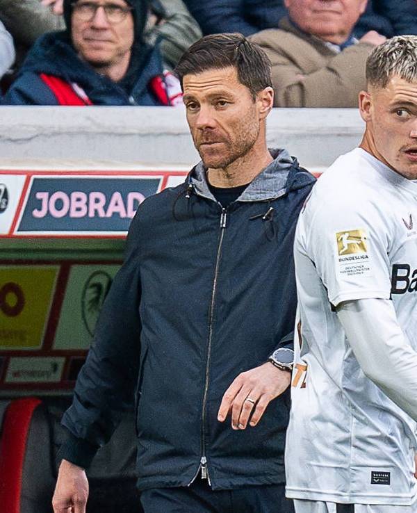 Florian Wirtz geht an Xabi Alonso vorbei.