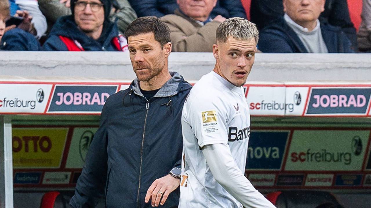 Florian Wirtz geht an Xabi Alonso vorbei.