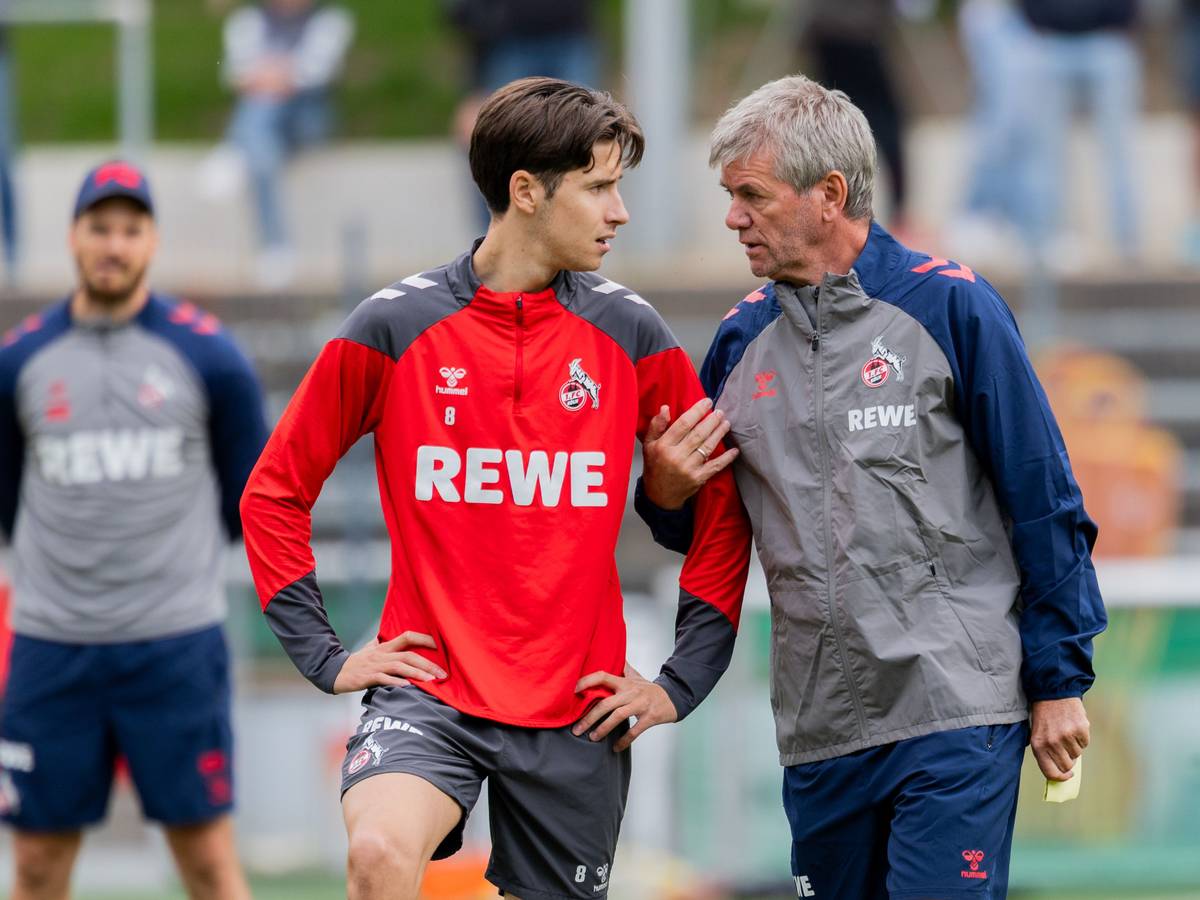 Friedhelm Funkel spricht mit Denis Huseinbasic.