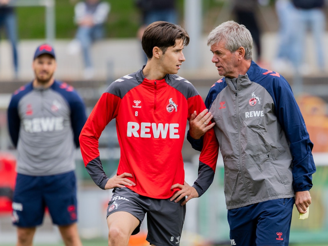 Friedhelm Funkel spricht mit Denis Huseinbasic.