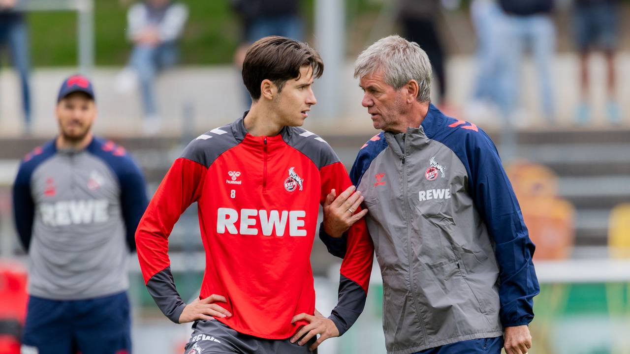 Friedhelm Funkel spricht mit Denis Huseinbasic.