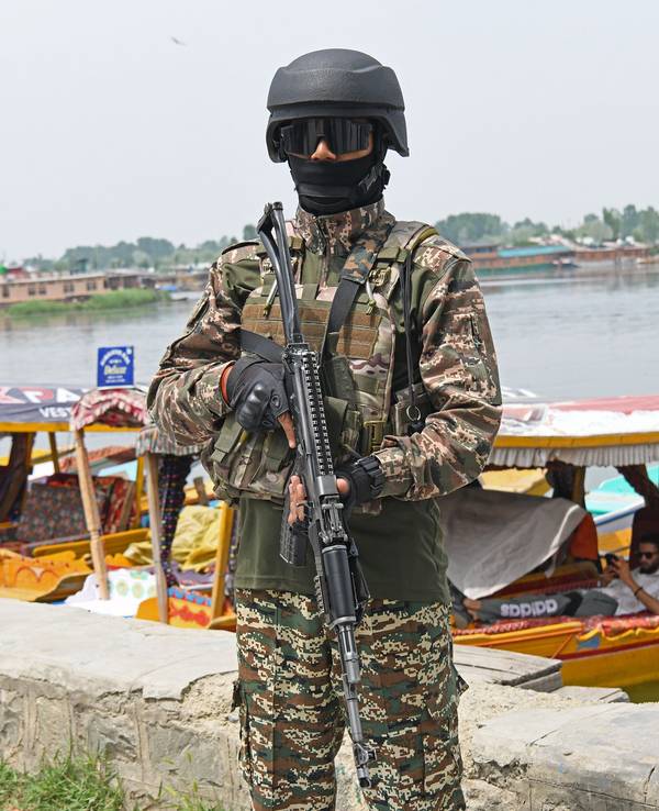 Ein indischer paramilitärischer Soldat steht am Ufer des Dal-Sees in Srinagar.
