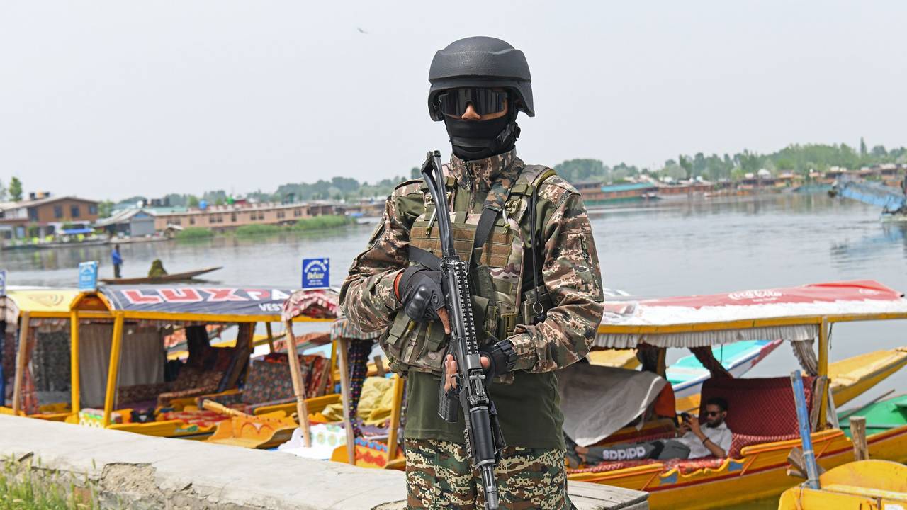 Ein indischer paramilitärischer Soldat steht am Ufer des Dal-Sees in Srinagar.