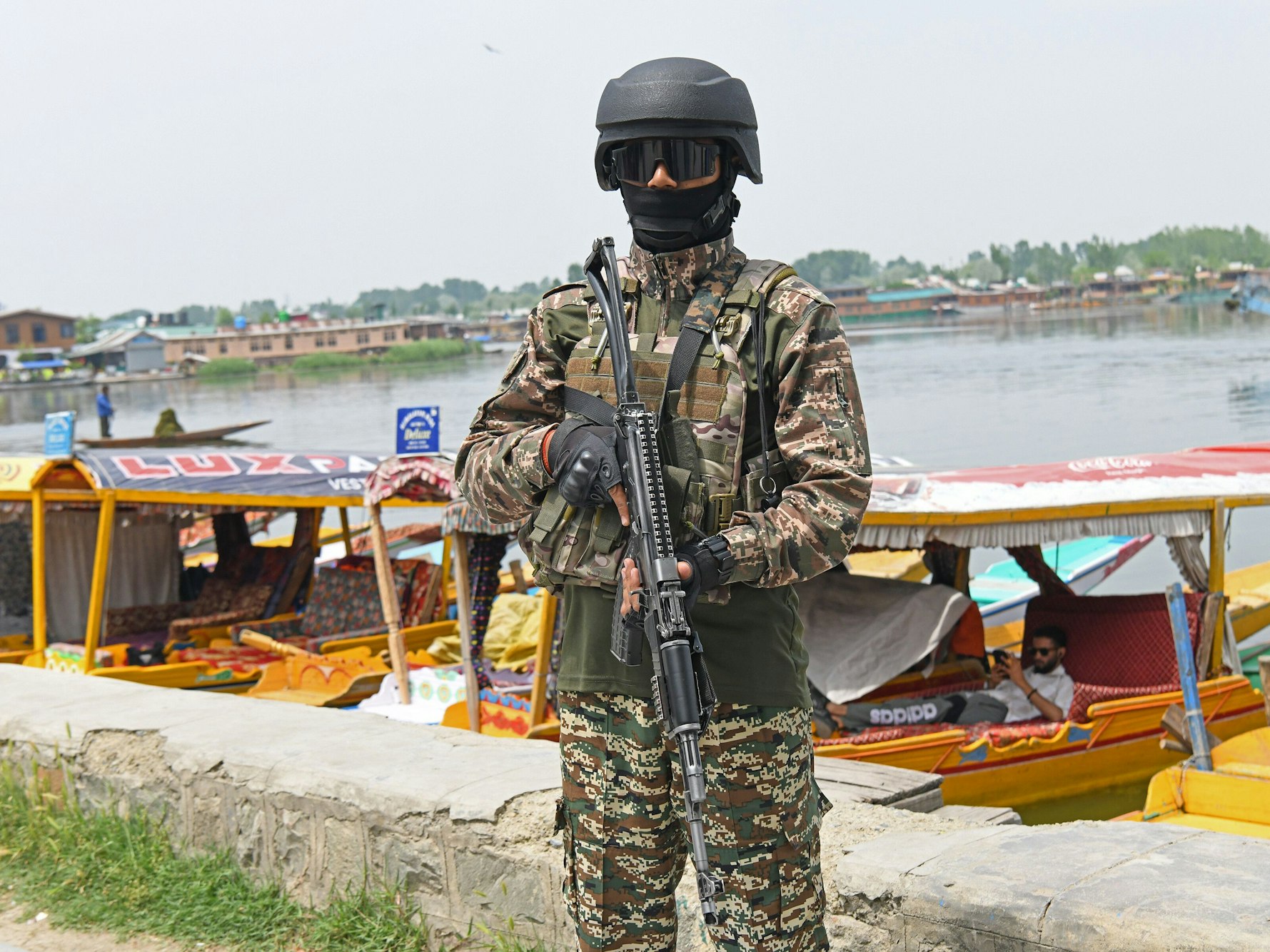 Ein indischer paramilitärischer Soldat steht am Ufer des Dal-Sees in Srinagar.