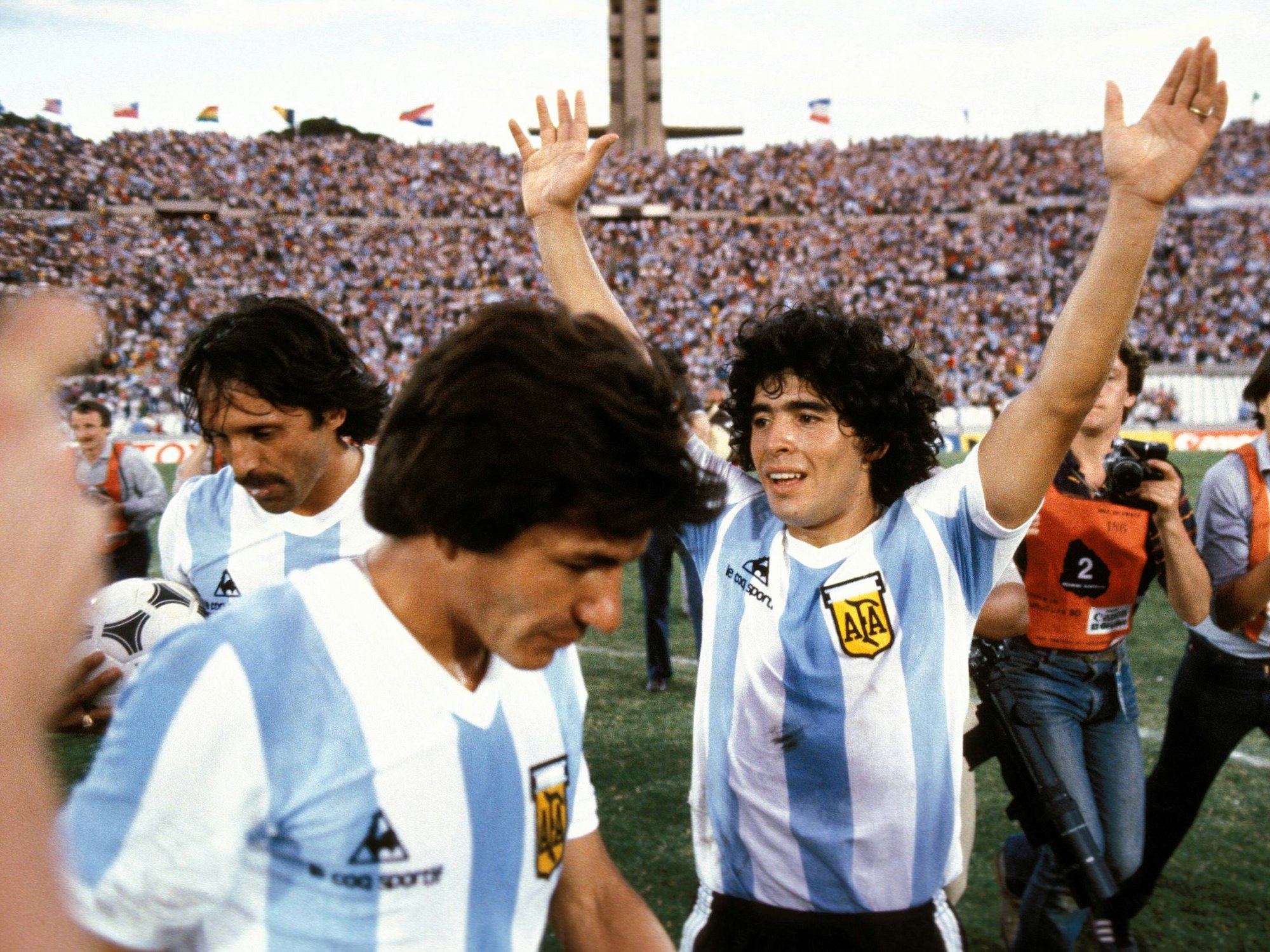 Diego Armando Maradona (re.), Luis Galvan (vorn) und Leopoldo Luque nach einem Sieg 1981 gegen Uruguay. Nun trauert Argentinien um den Fußball-Weltmeister Galvan.