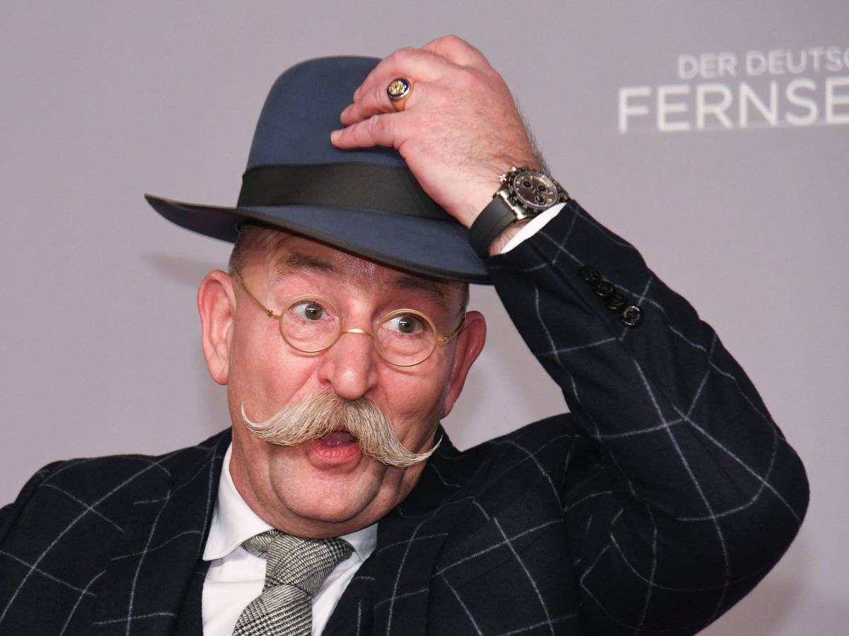 Horst Lichter fasst sich an seinen Hut.