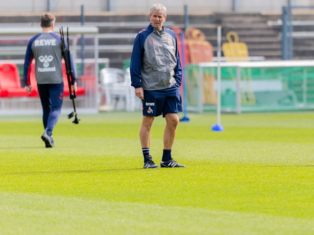 Franz-Kremer-Stadion: Der neue FC-Trainer Friedhelm Funkel steht auf dem Rasen.