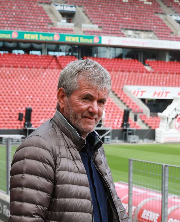 Friedhelm Funkel bei seiner Vorstellung im Rhein-Energie-Stadion in Köln.